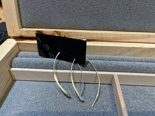 E004 Curving Earrings by Linda Trent