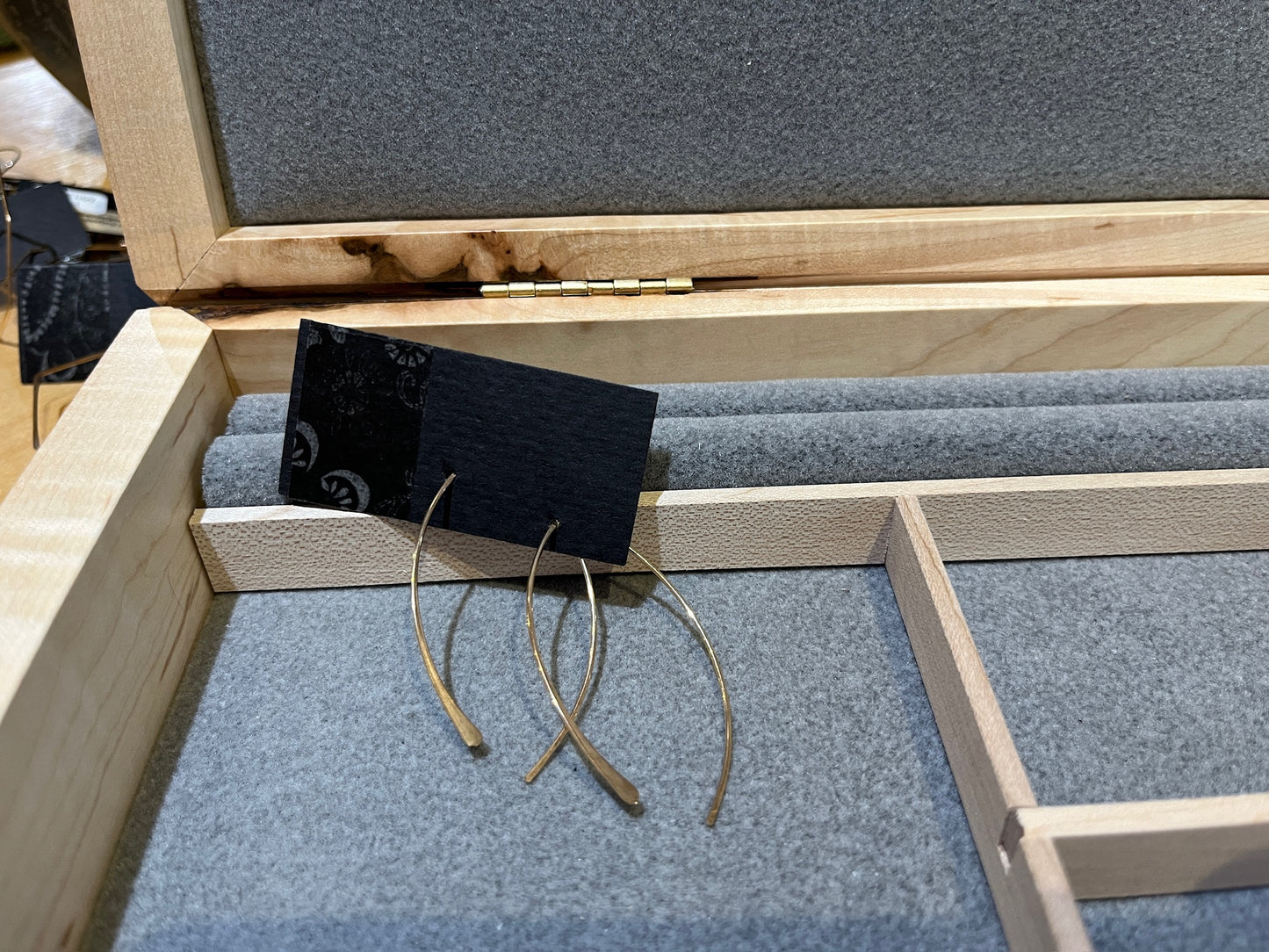 E004 Curving Earrings by Linda Trent