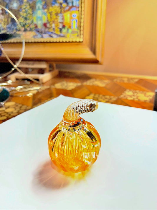 Small Pumpkin by Lynn Dinning