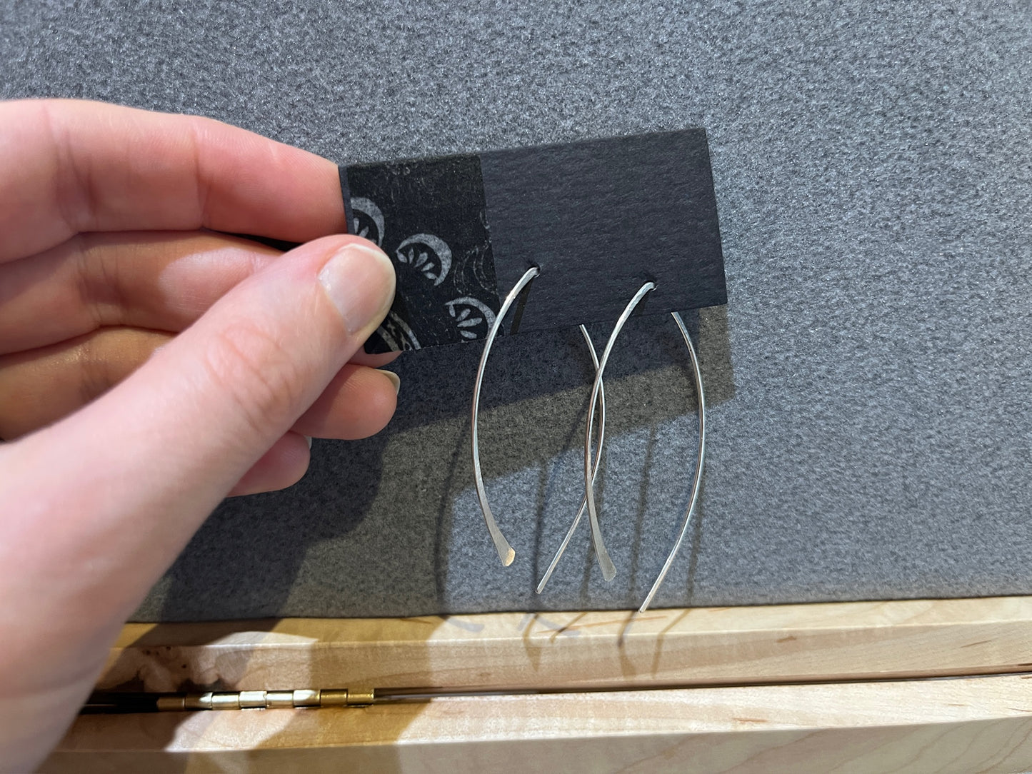 E004 Curving Earrings by Linda Trent